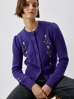 Вязаный кардиган с объемным декором и вышивкой, арт. 13105