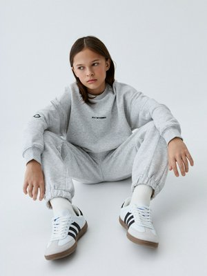 Джоггеры с вышивкой, серый, арт. 0001