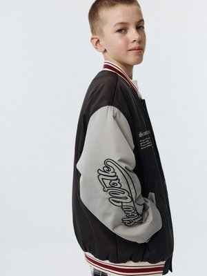 Бомбер в стиле преппи, черный, серый, арт. Не указан