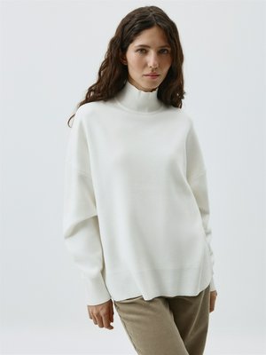 Базовый свитер с воротником-стойкой, белый, арт. б/а