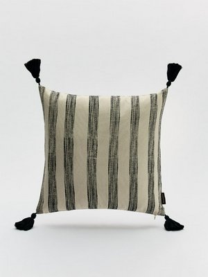 Чехол для декоративной подушки с кисточками, бежевый, черный, арт. 1001