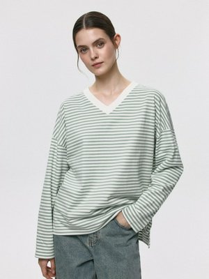Лонгслив ANNA OVERSIZE FIT с треугольным вырезом