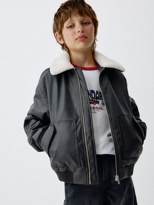 Бомбер из экокожи с меховым воротником для мальчиков, арт. 1932