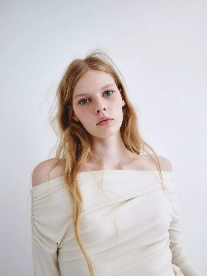 Топ со спущенным плечом SELA Young, бежевый, арт. 2228