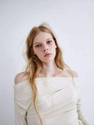 Топ со спущенным плечом SELA Young