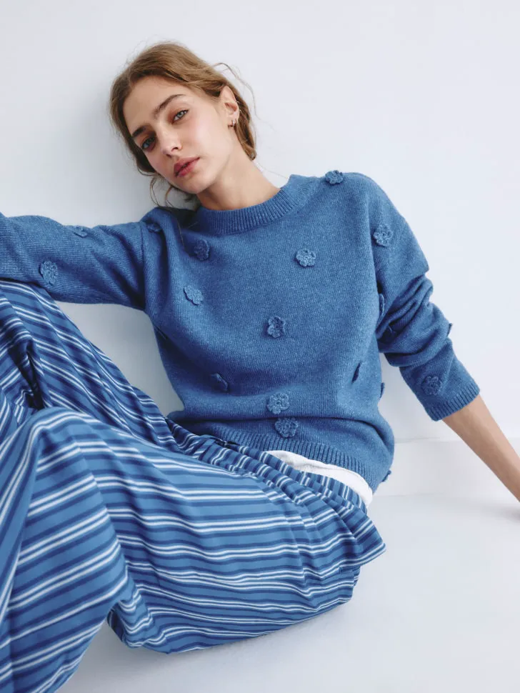 Джемпер с вязаными цветами, синий, арт. 2258