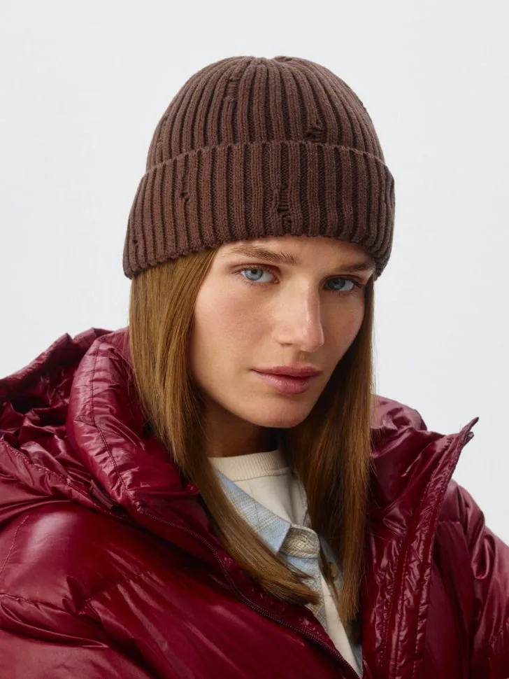 Шапка-бини в стиле гранж с рваным декором, коричневый, арт. 3055