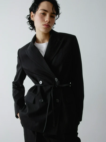 Двубортный жакет в полоску с тонким поясом, черный, арт. 32052