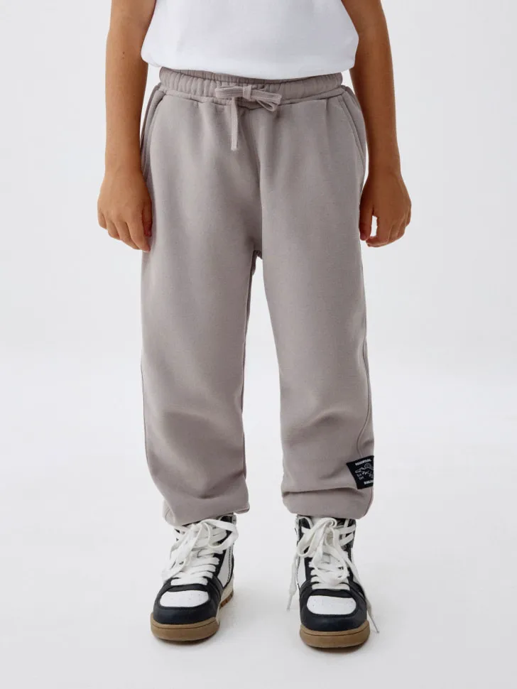 Базовые джоггеры с патчем для мальчиков, коричневый, арт. 4648