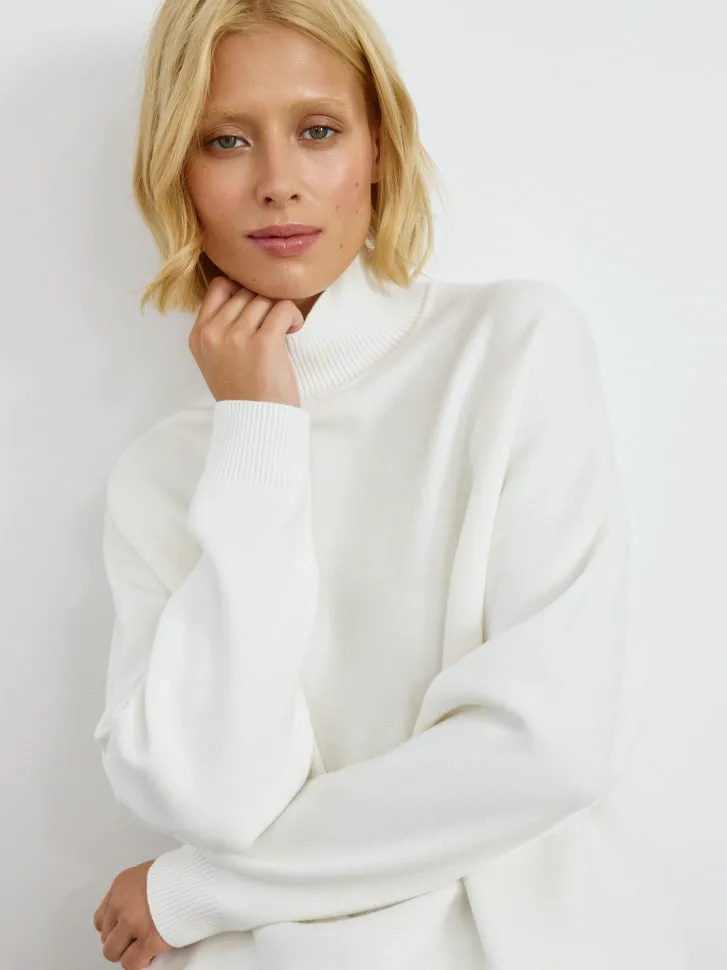 Вязаный свитер с воротником-стойкой, белый, арт. 4687