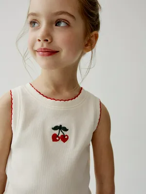 Детская майка SELA в рубчик с вышивкой вишенки, бежевый, арт. 50271