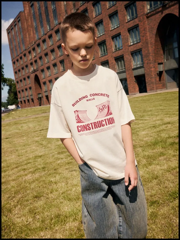 Футболка оверсайз с принтом на спине для мальчиков, белый, арт. 5494