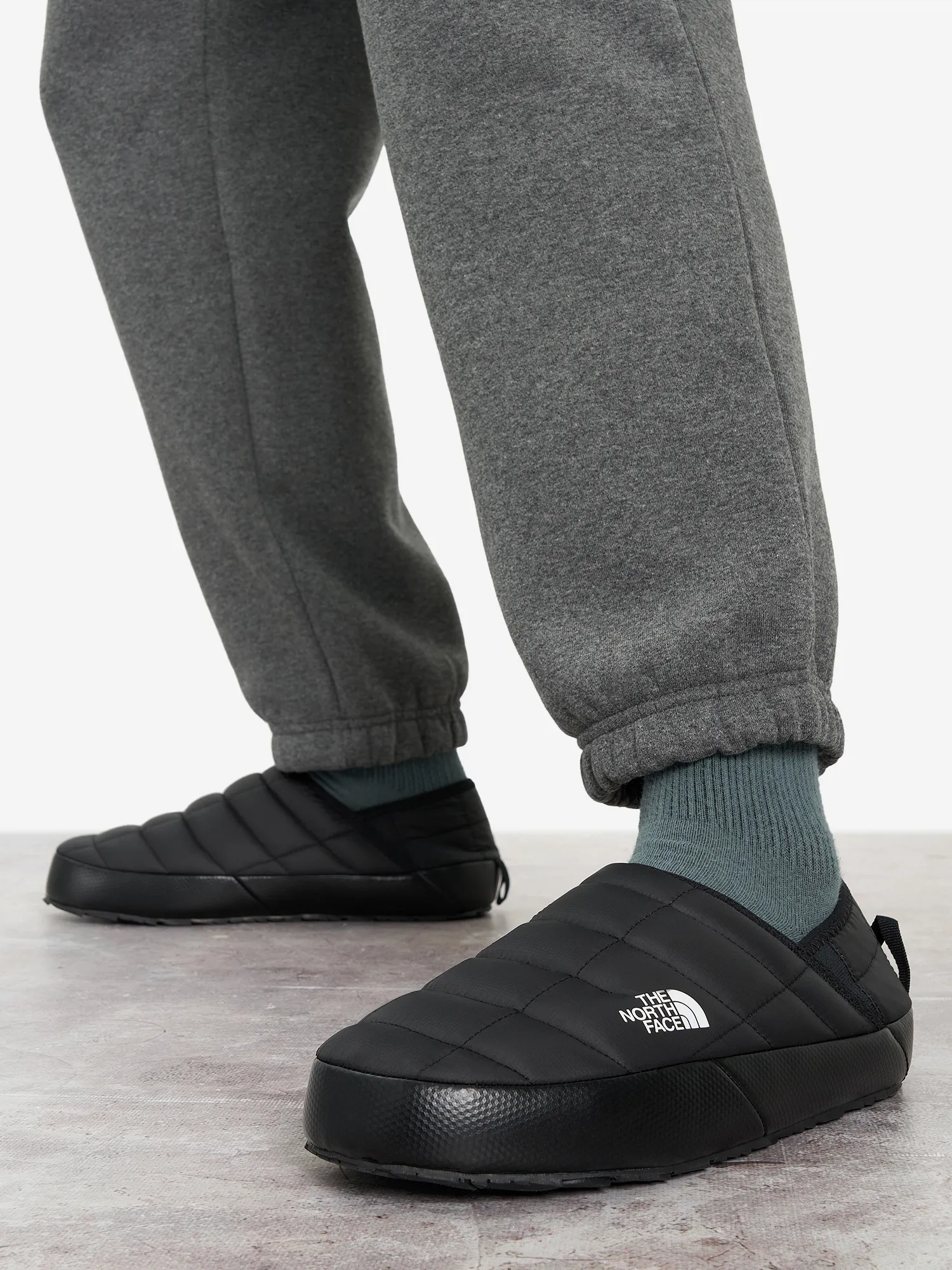 Слипоны утепленные The North Face Thermoball Traction Mule V, черный, арт. nf0a3uznky41t1k-.